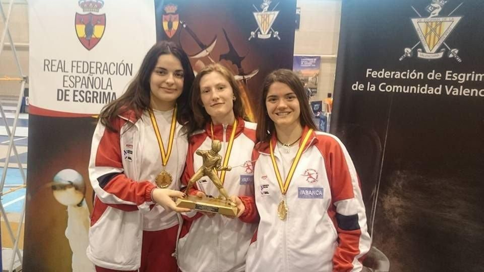 Xiana Pérez, Roselline Nicolleau y Laura Lumbreras, con el trofeo.