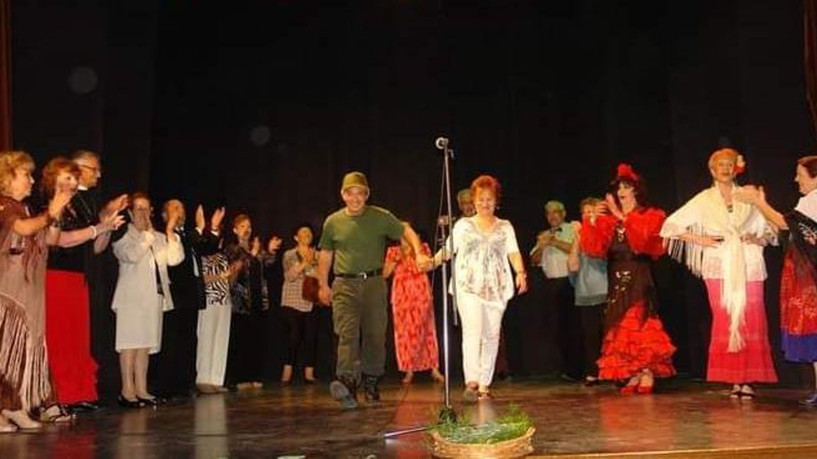 Saludo en el escenario y ovación en la platea del Teatro Castelao