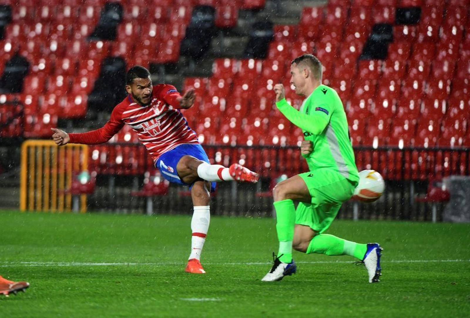 Luis Suárez marca el primer gol del Granada ante Fabiano, portero del Omonia Nicosia.