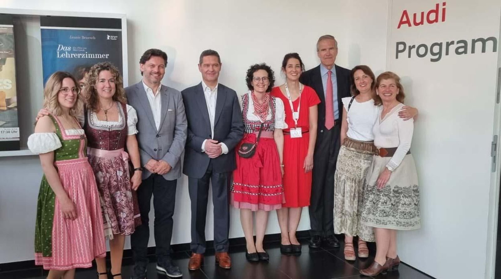 Imagen de la visita del secretario xeral da Emigración de la Xunta de Galicia al Audi Museum Mobile