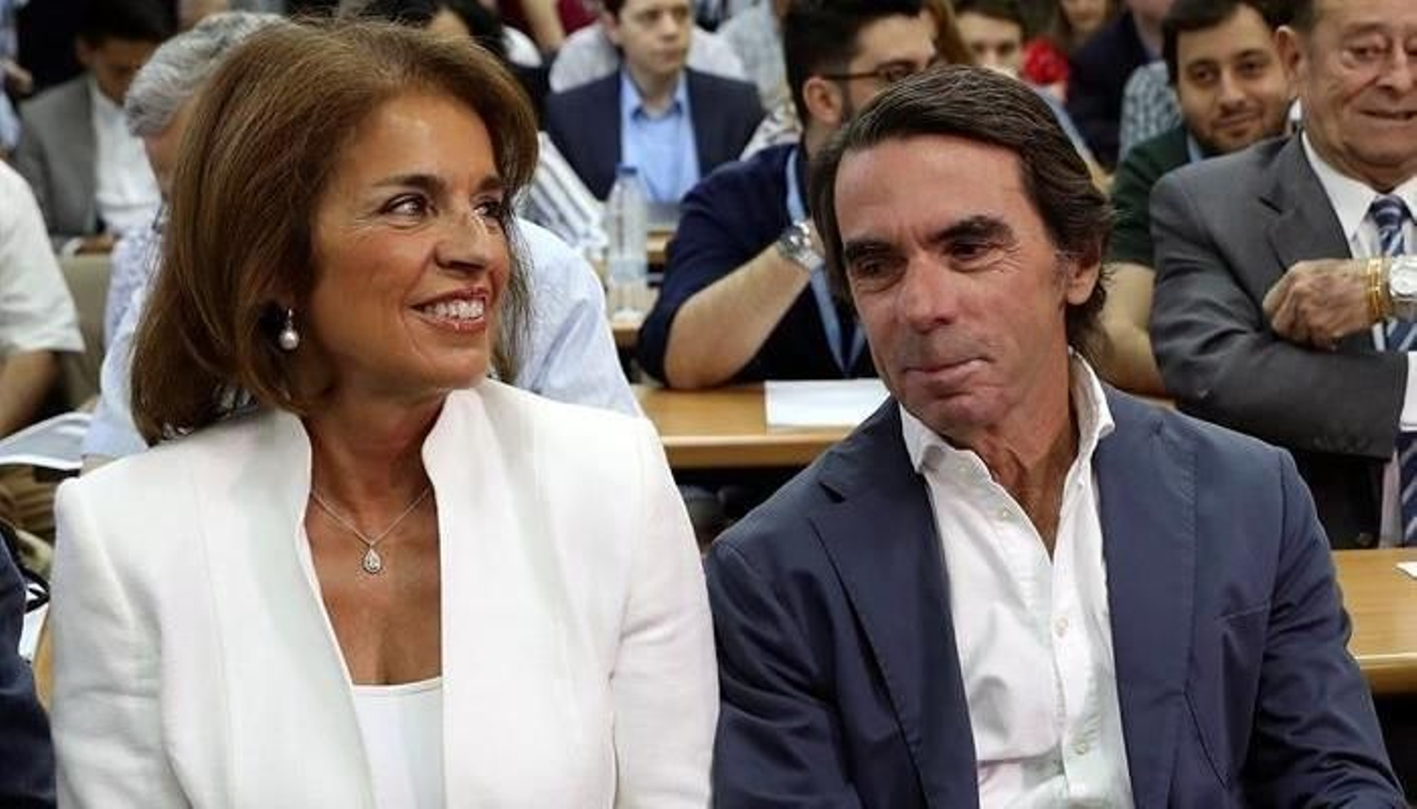 El expresidente del gobierno, José María Aznar, junto a su mujer Ana Botella, durante la clausura de la conferencia "España y Europa: retos compartidos en tiempos de incertidumbre"