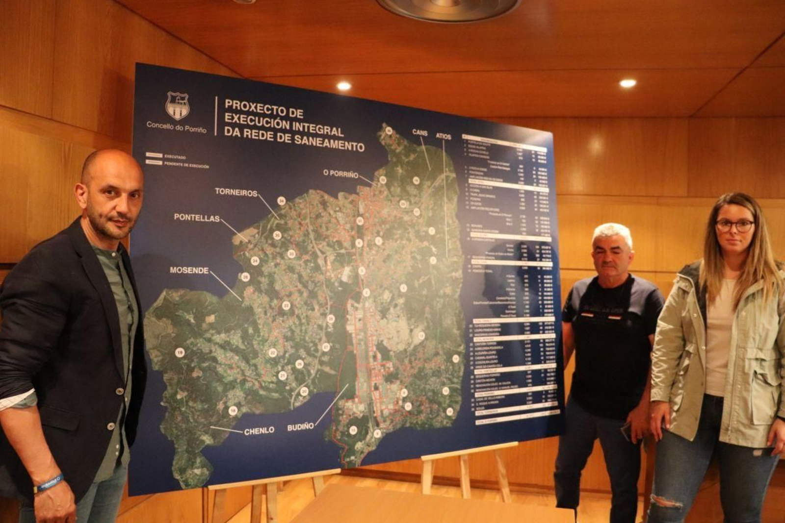 El alcalde, Alejandro Lorenzo, ante el mapa de actuaciones en las parroquias de Porriño.