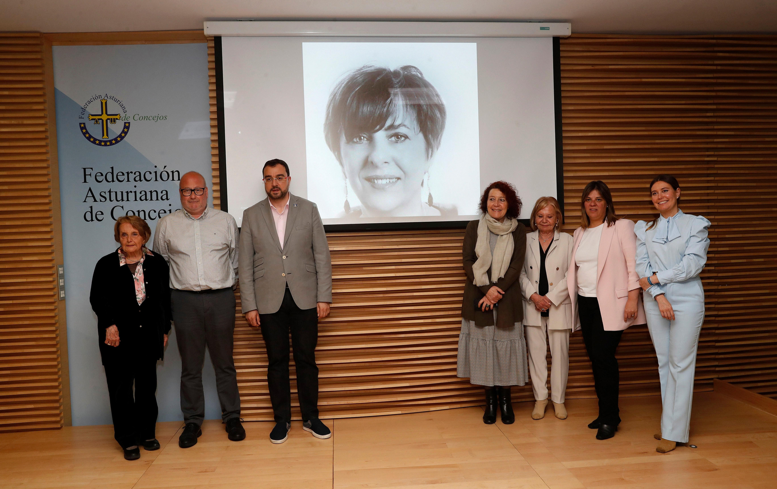 En la imagen, de izquierda a derecha, Paz Fernández Felgueroso; el viudo de Begoña Serrano, Mario Martín; la presidenta de la Federación Asturiana de Concejos (Facc), Cecilia Pérez; la presidenta del Consejo de Comunidades Asturianas, María Antonia Fernández Felgueroso; la vicepresidenta del Principado, Gimena Llamedo, y la directora general de Emigración y Políticas de Retorno, Olaya Gómez Romano.