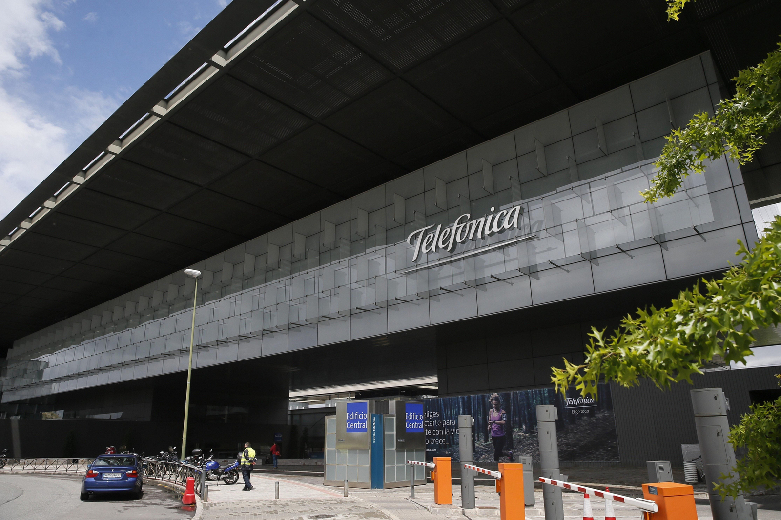 Entrada del edificio central de Telefónica, compañía que apagó todos sus ordenadores.