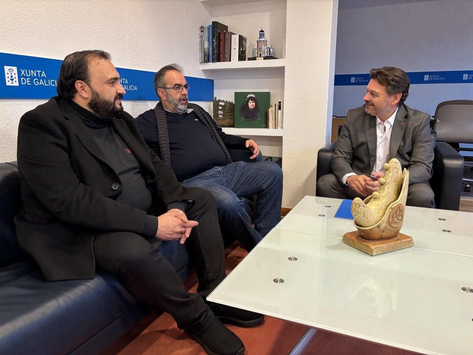 El secretario xeral da Emigración, Antonio Rodríguez Miranda, en una reciente reunión con representantes del Centro Gallego de la República Dominicana, Antonio Sánchez y Eduardo Pahíno.