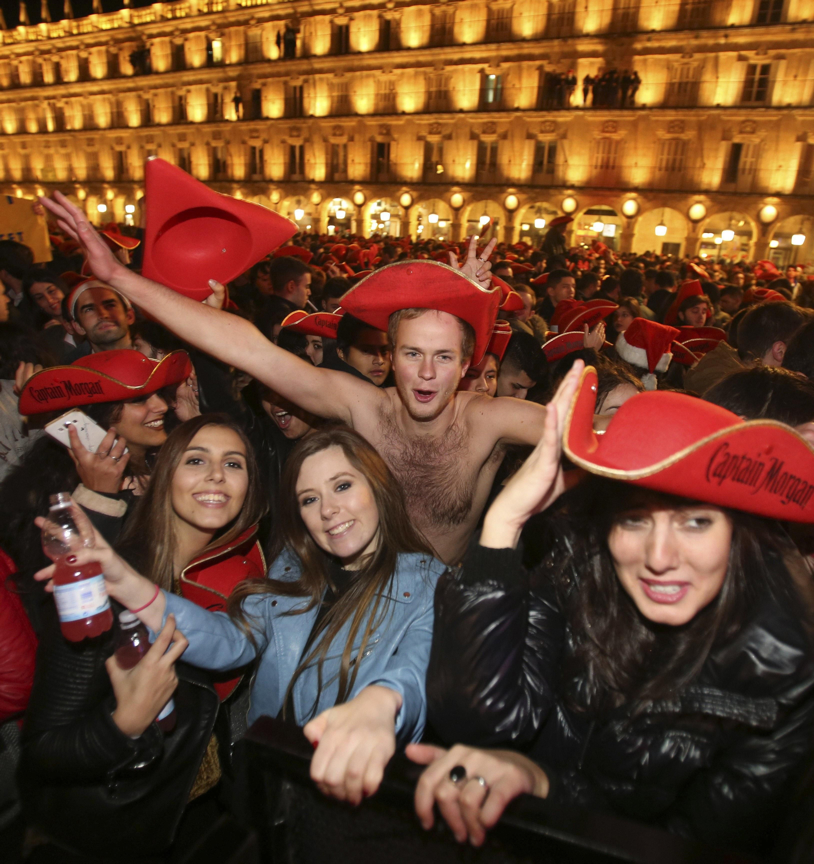 Miles de estudiantes abarrotaron la Plaza Mayor de Salamanca.