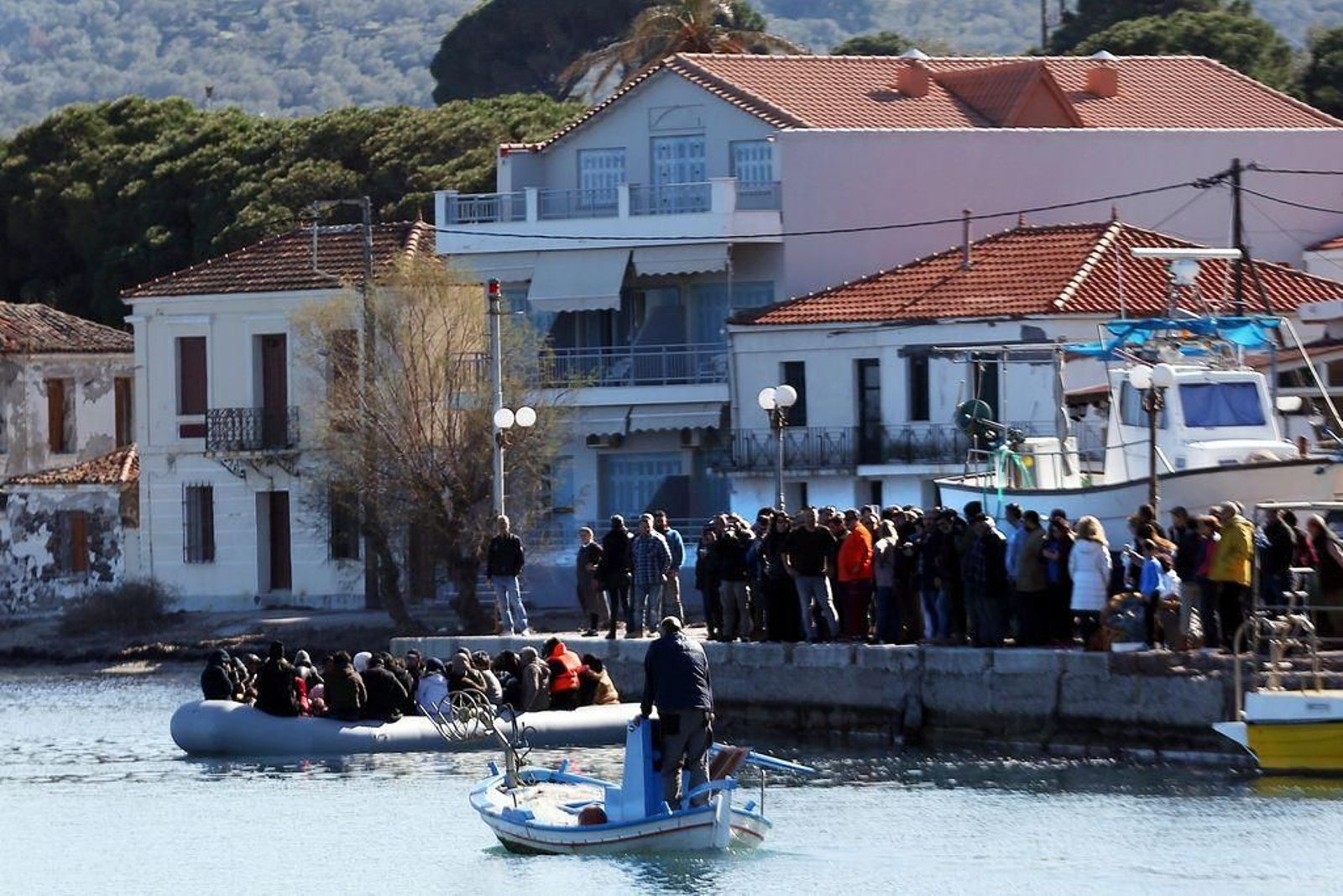 Habitantes de Thermi, en la isla griega de Lesbos, intentan impedir el desembarco de refugiados.