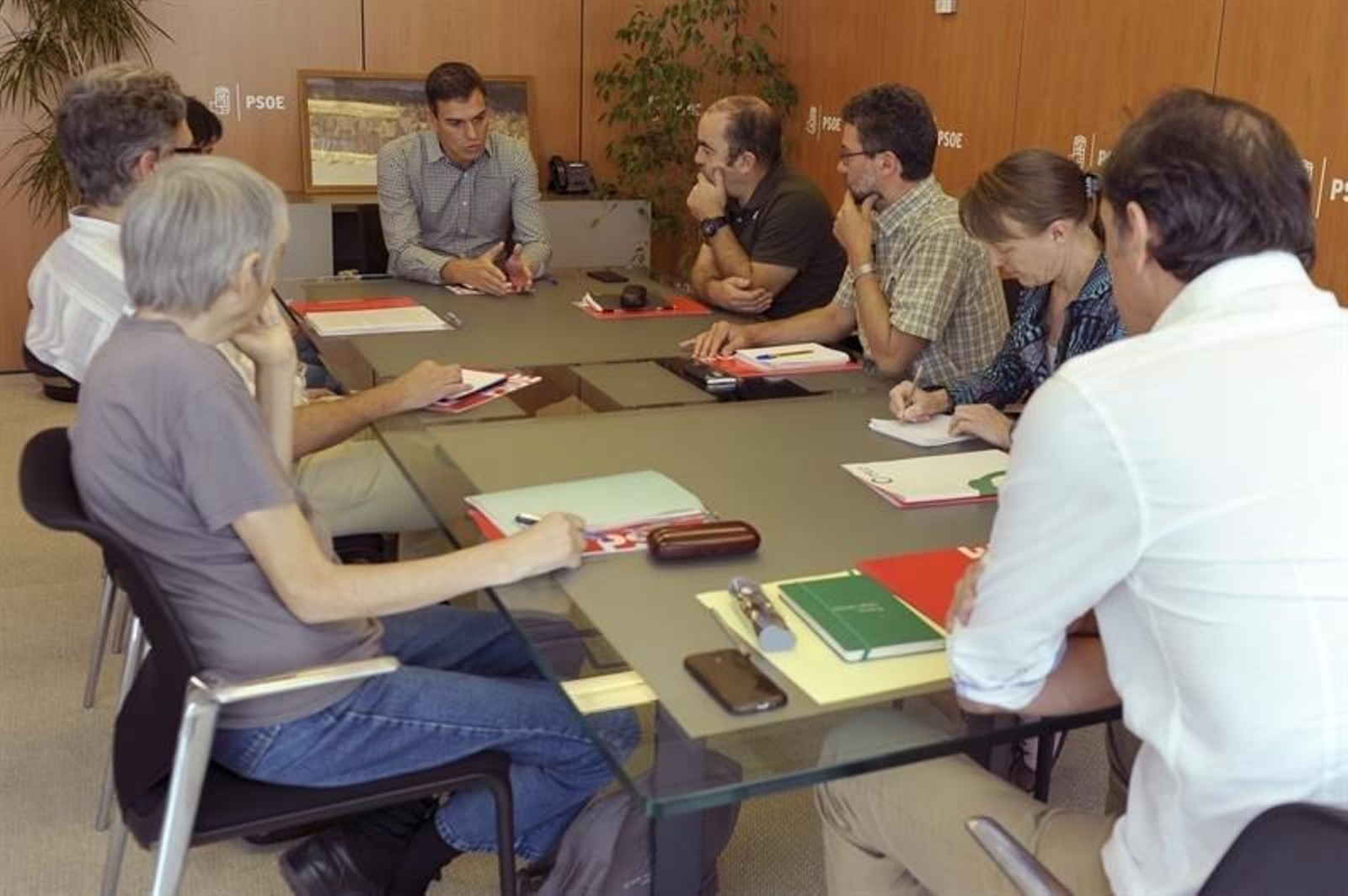 El secretario general, Pedro Sánchez (al fondo)