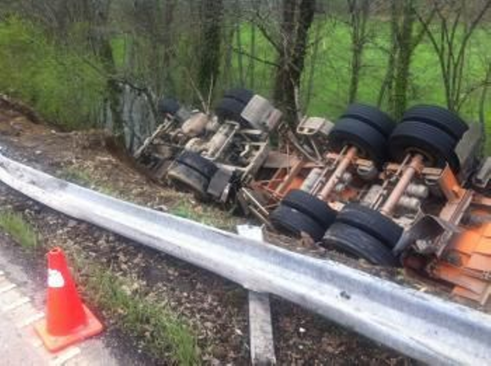 El camión siniestrado en Matamá. Los bomberos y Protección Civil de Laza rescataron al conductor.