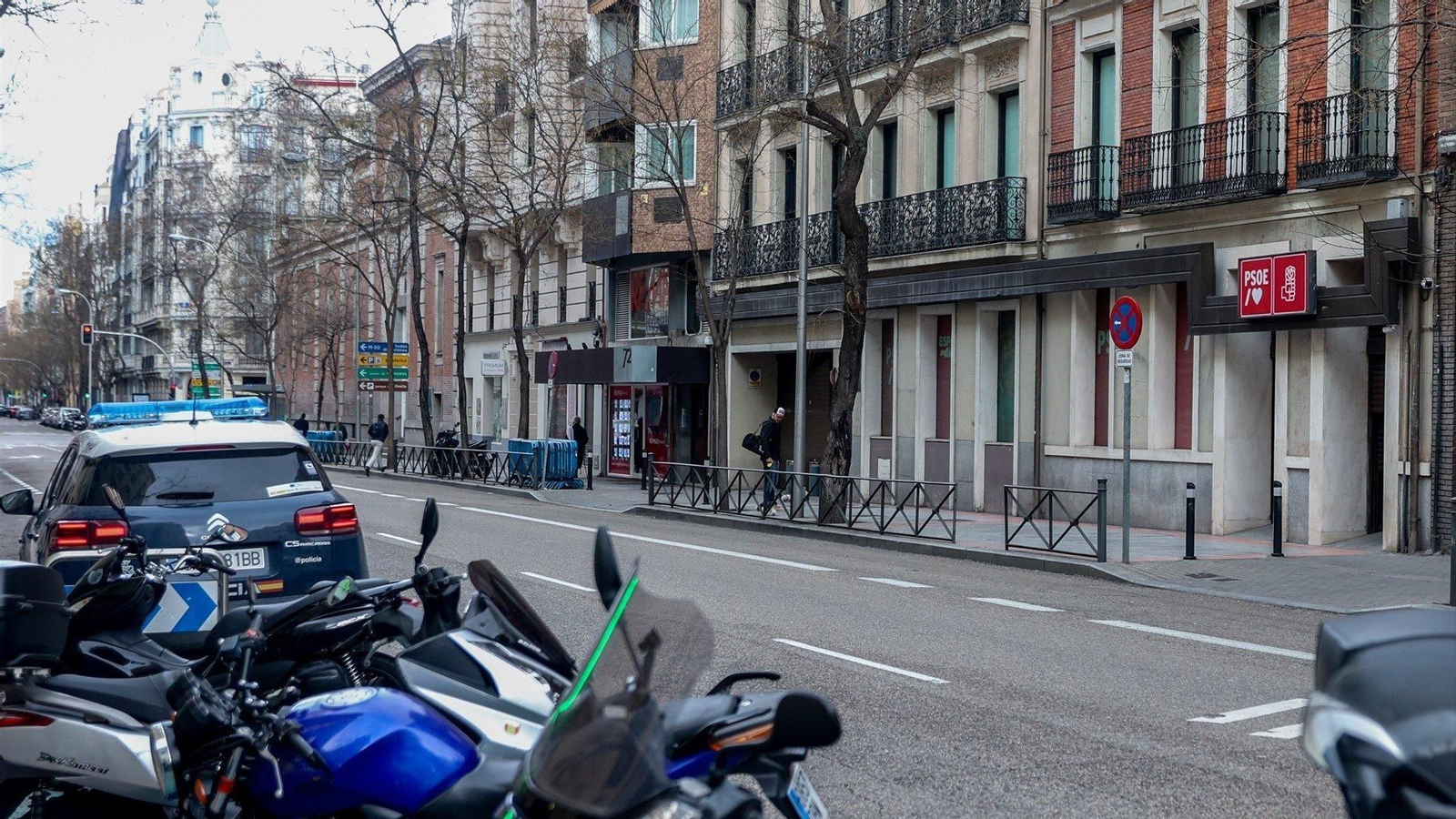 Un coche de la Policía Nacional frente a la sede del PSOE en Ferraz. // EP