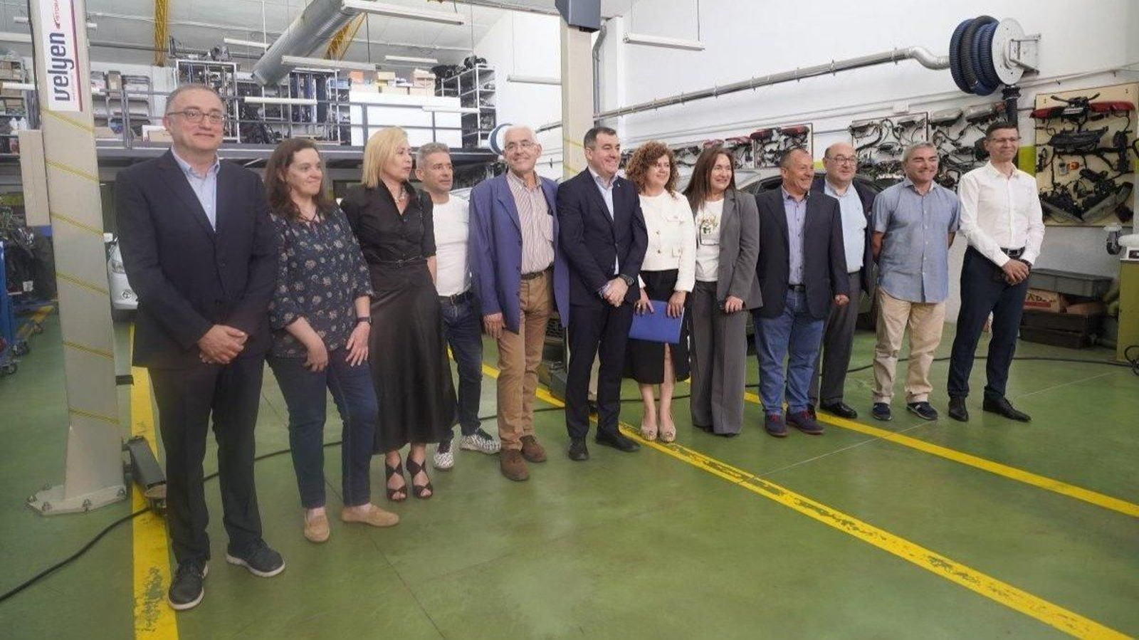 El conselleiro de Eduación, Román Rodríguez, ayer durante su visita al centro de FP Paz Andrade.