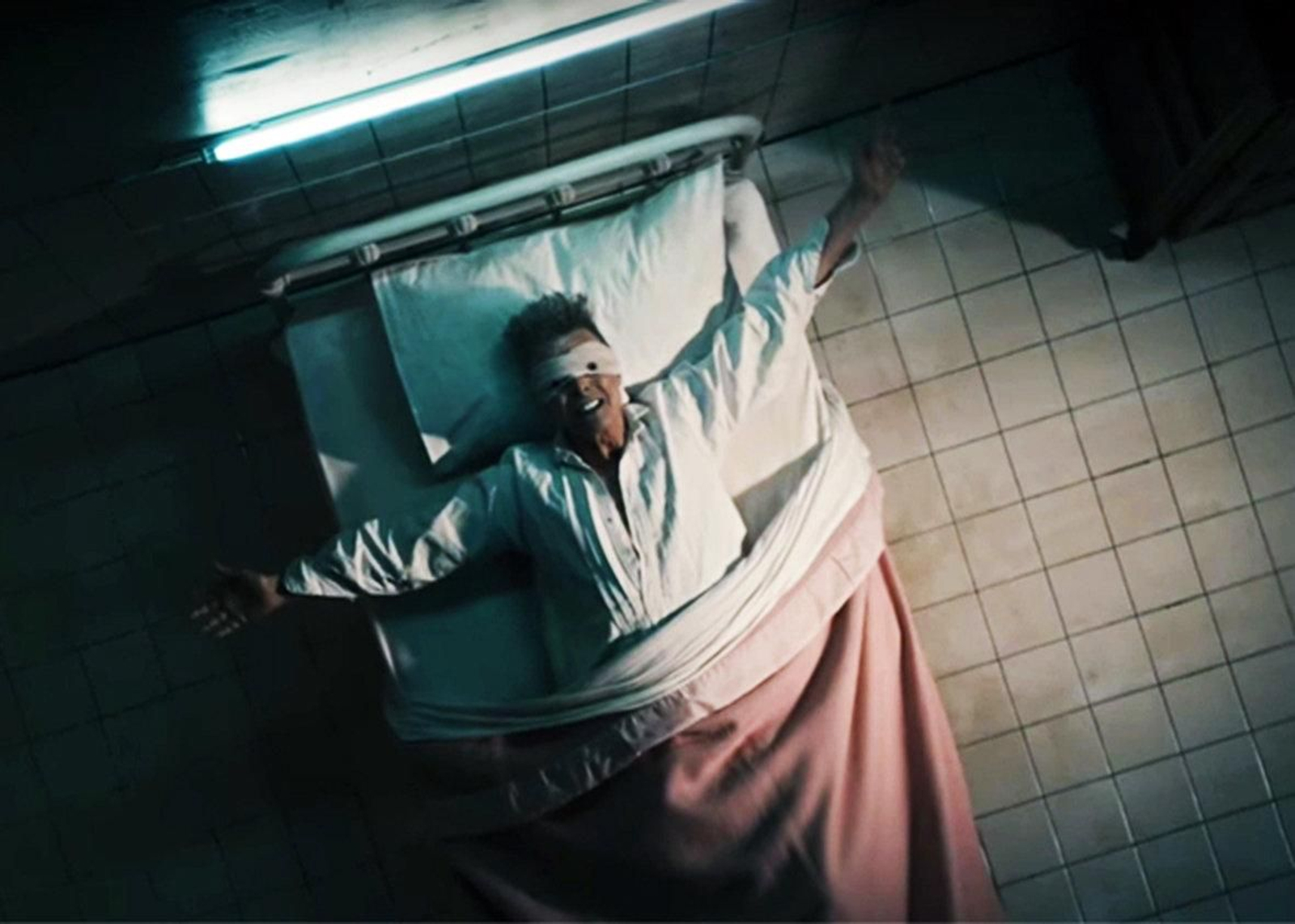 David Bowie, en el polémico vídeo musical "Lazarus" de su último disco "Blackstar".