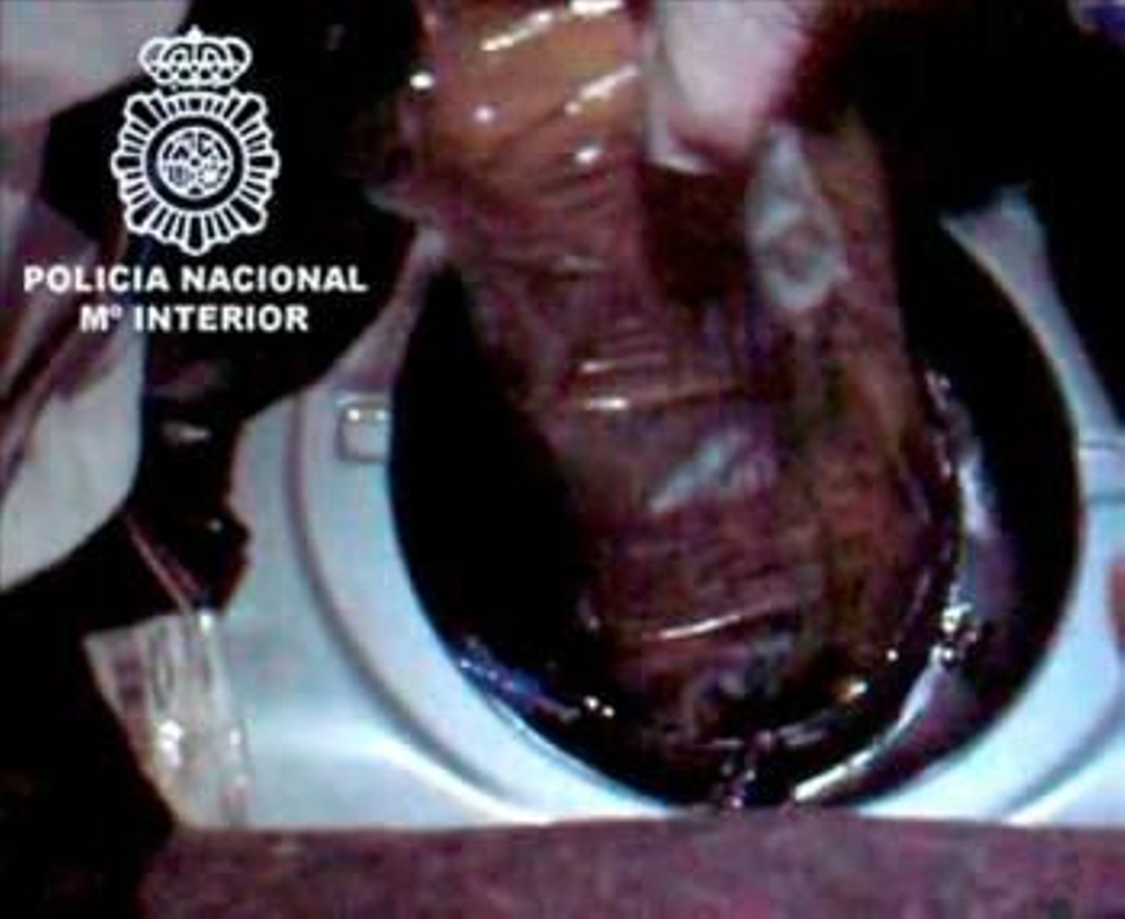 Momento en el que la heroína es sacada del depósito.