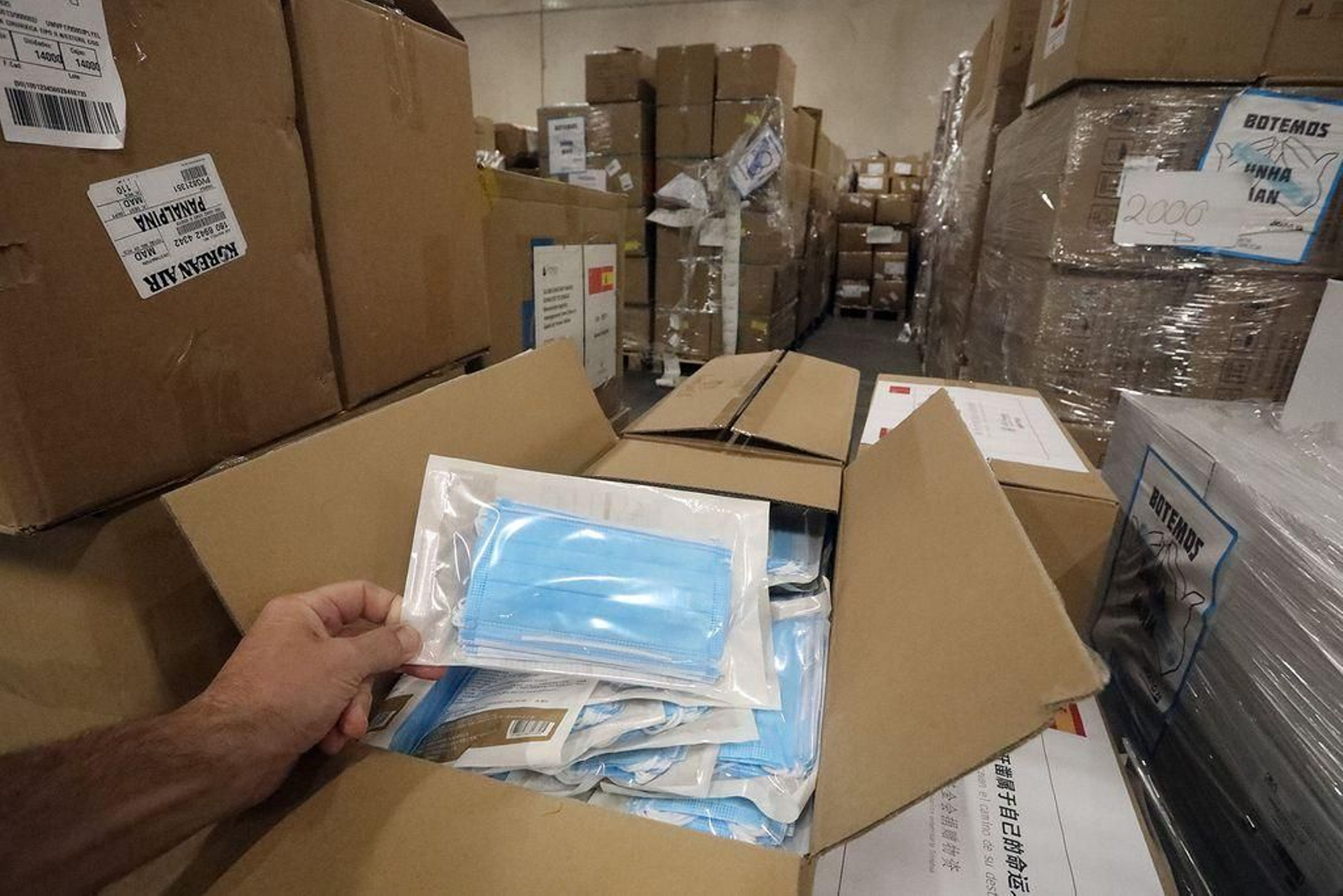 Material entregado por la Xunta en Vigo, con mascarillas.