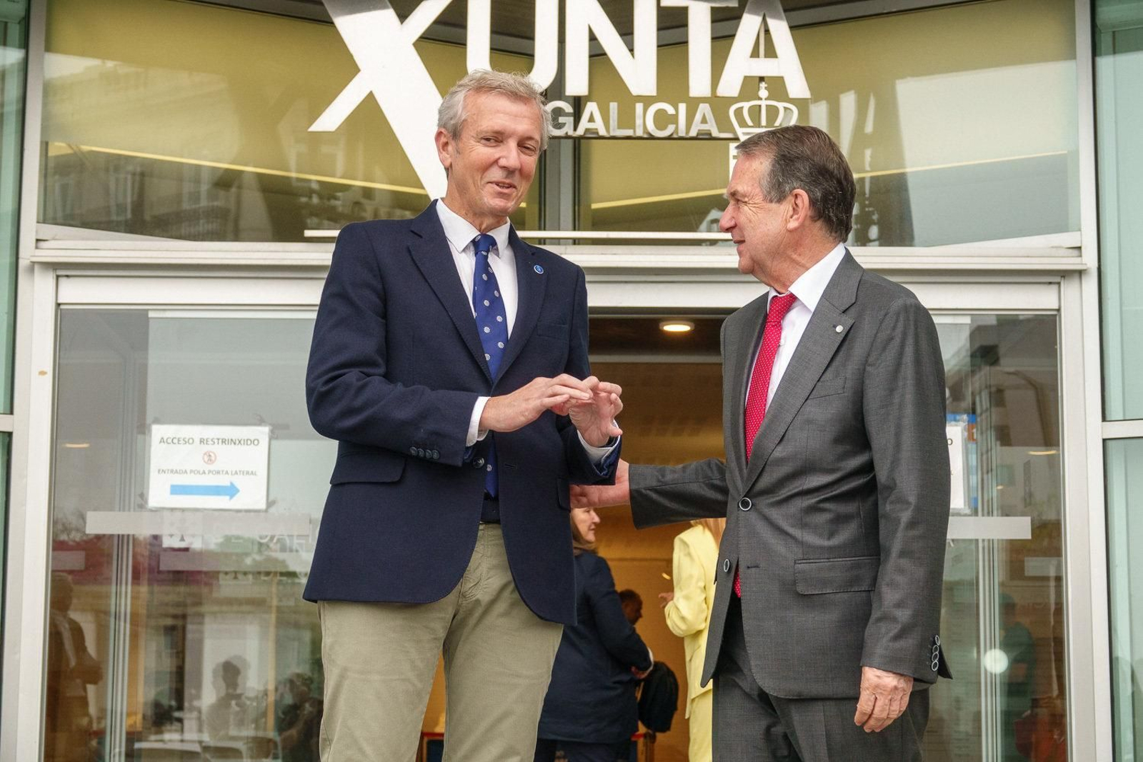 Conversación informal entre Rueda y Caballero.