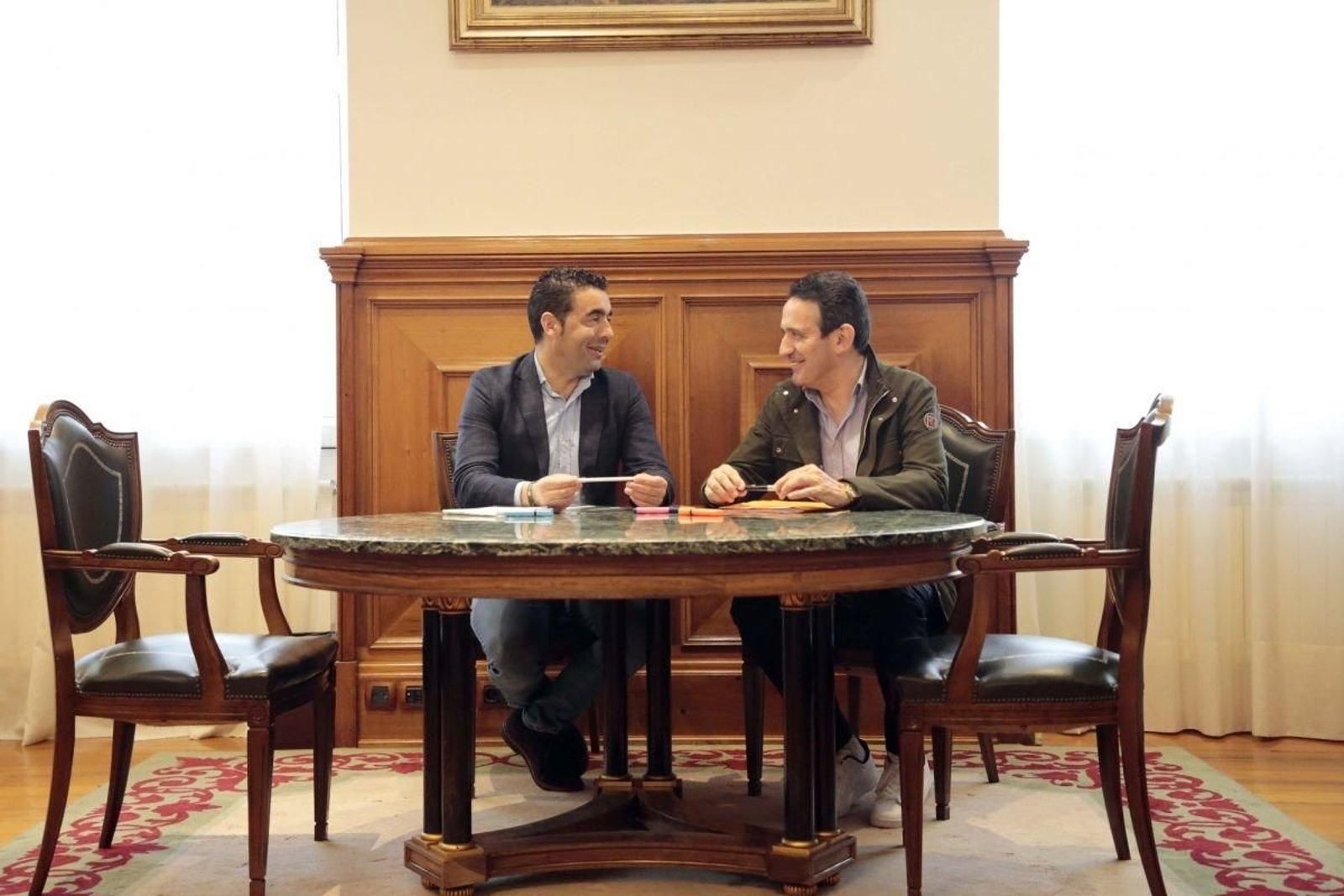 Alcalde y presidente reunidos ayer en la sede de Diputación en Pontevedra.