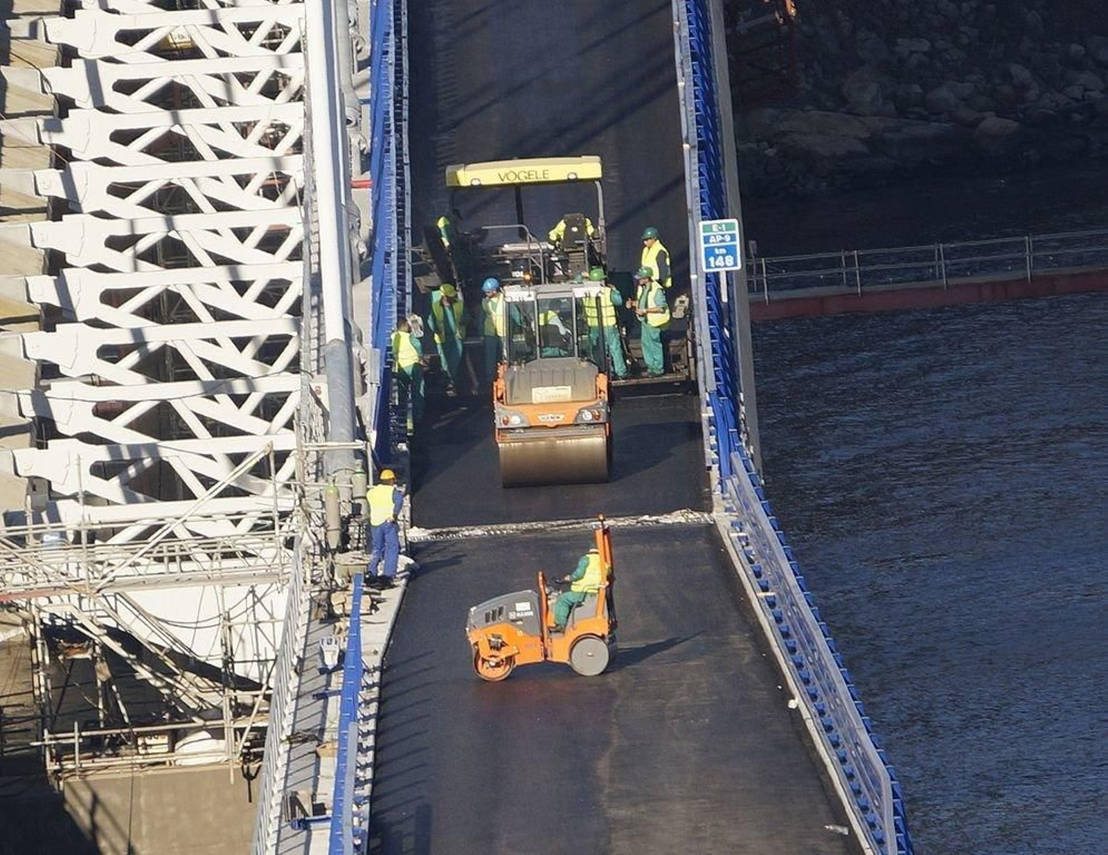 Operarios realizando el asfaltado de los nuevos carriles del puente de Rande, ayer.