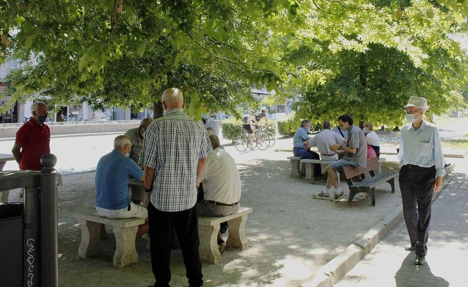 Las mesas del Parque del Emigrante se ocupan con partidas de cartas cada tarde.